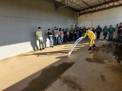 Treinamento de combate a incêndio em grupo — PROTEÇÃO
